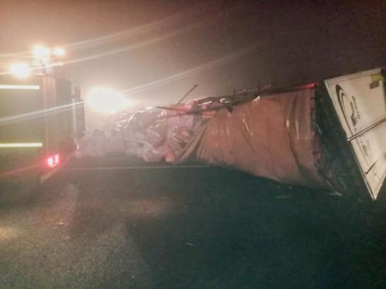 Yan yatan TIR'ın sürücüsü öldü