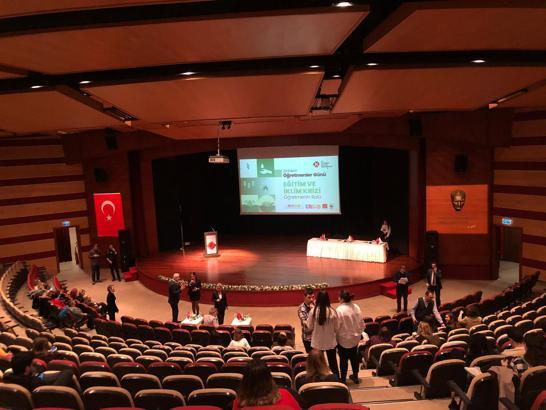 “Öğretmenlerin toplumu aydınlatma gibi bir görevi var”