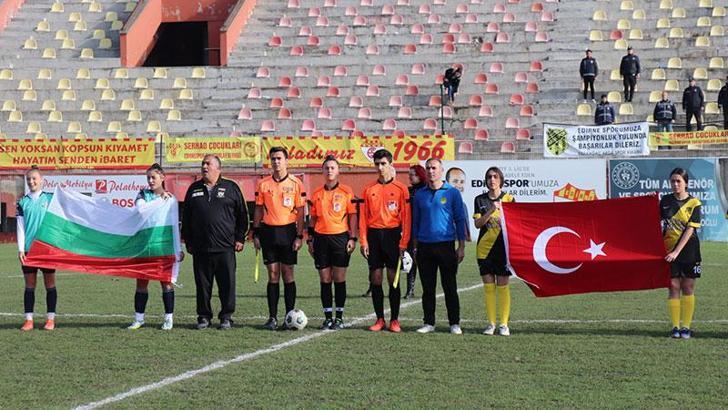 Türk ve Bulgar kadın futbol takımları, kadına şiddete tepki için dostluk maçında karşılaştı