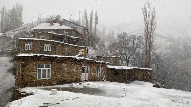 Bahçesaray'ın yükseklerinde kar kalınlığı 20 santimi buldu
