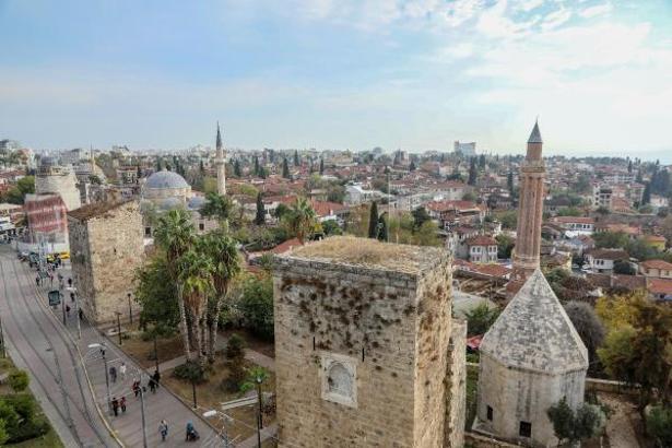 Bakımsızlık tarihi surları 'yeşertti'