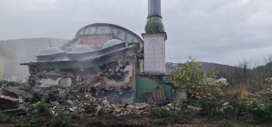 Düzce depreminde hasar gören Sarıdere Camisi yıkılıyor