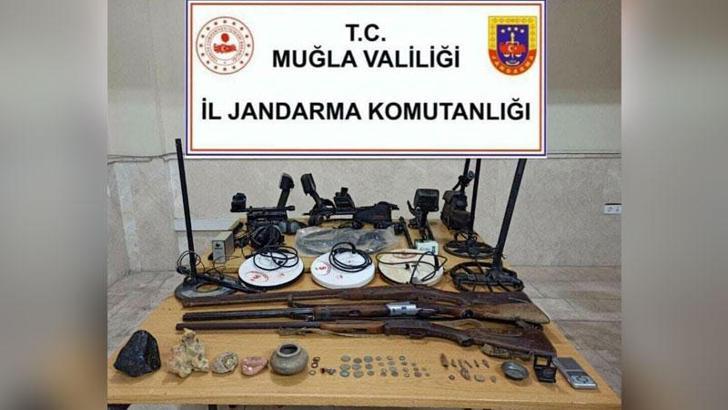 Elmastan daha değerli painite taşı ve tarihi eserler ile yakalandılar