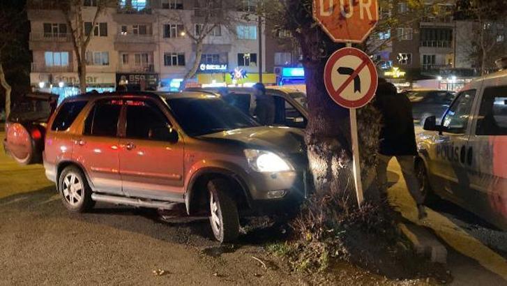 Alkollü sürücü, polisten kaçtığı ciple ağaca çarptı