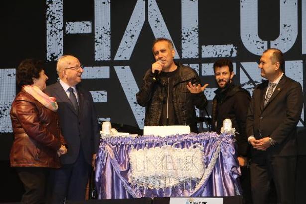 Sanatçı Haluk Levent'e sahnede sürpriz doğum günü kutlaması