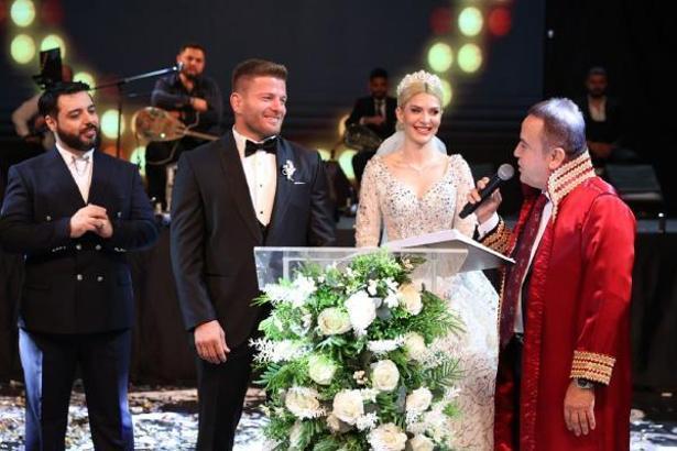 Başpehlivan İsmail Balaban ile İlayda Şeker evlendi