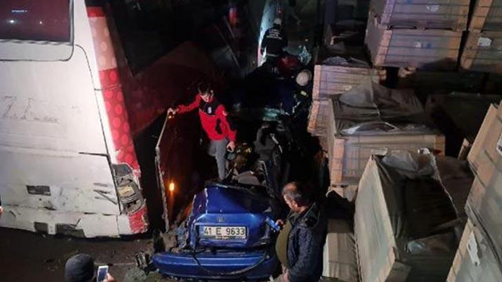 Seyir halinde tartışan otomobil sürücüleri, yolcu indiren otobüse çarptı: 5 yaralı