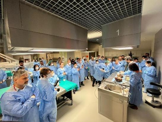 100'ü aşkın yabancı doktor, kadavralar üzerinde estetik cerrahi ameliyatı uyguladı