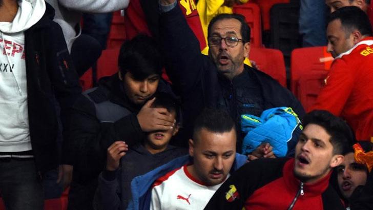 Çocuklar tribünde kabusu yaşadı