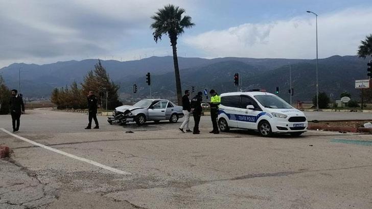 Gaziantep'te cenaze aracı ile otomobil çarpıştı: 3 yaralı