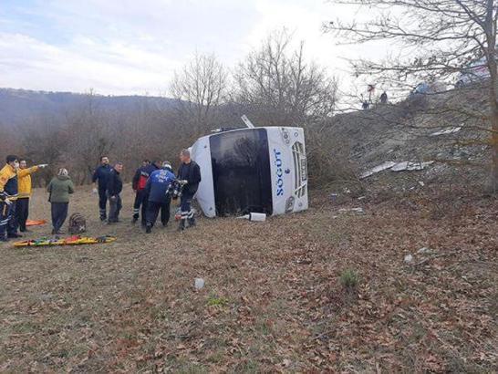 Bilecik'te yolcu minibüsü şarampole devrildi: 7 yaralı