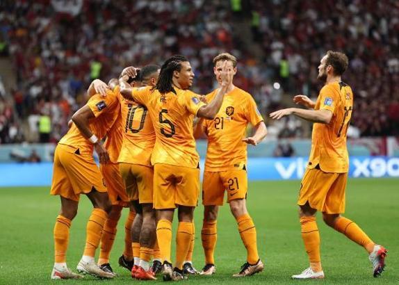 Hollanda ve Senegal, son 16 turuna yükseldi