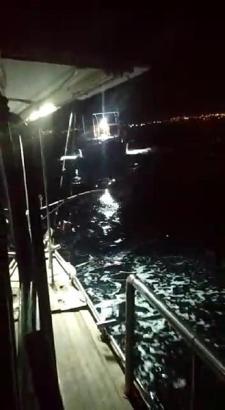 Denizi paylaşamadılar; balıkçı teknesini diğer teknenin üzerine sürüp çarpması kamerada