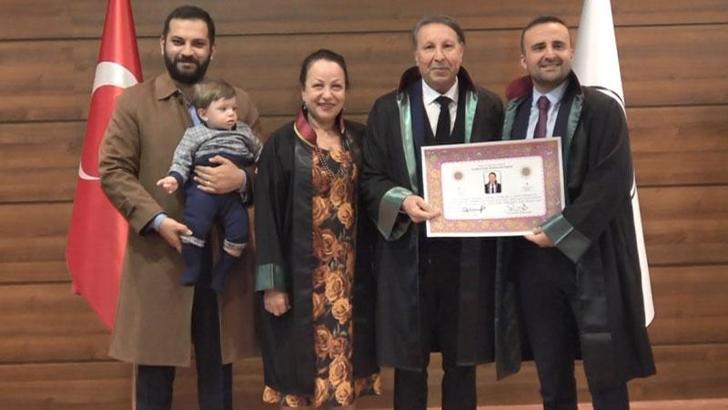 62 yaşında avukat oldu, cübbesini torununun da katıldığı törenle giydi