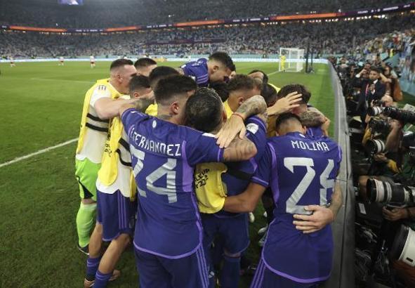 Arjantin ve Polonya, Dünya Kupası'nda son 16 turuna yükseldi