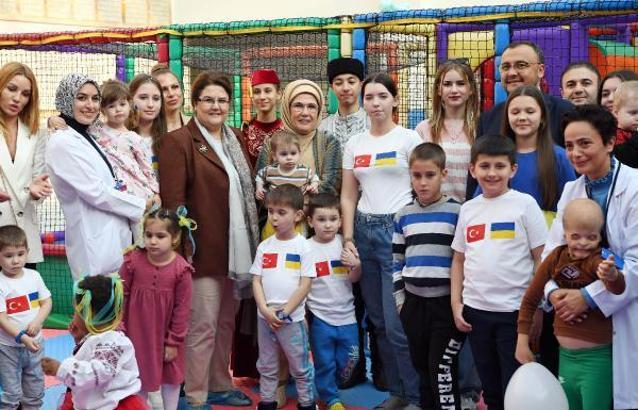 Emine Erdoğan, Ukrayna'dan Türkiye'ye getirilen yetim çocuklarla buluştu