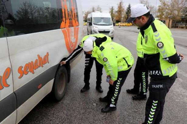 Edirne polisinden otogarda 'kış lastiği' denetimi
