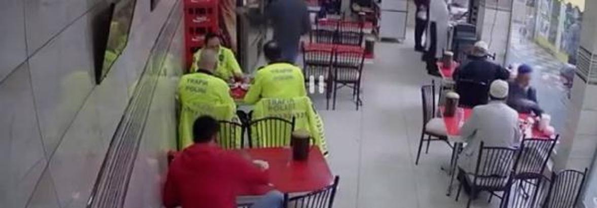 Trafik polisi, nefes borusuna yiyecek kaçan kişiyi Heimlich manevrası ile kurtardı