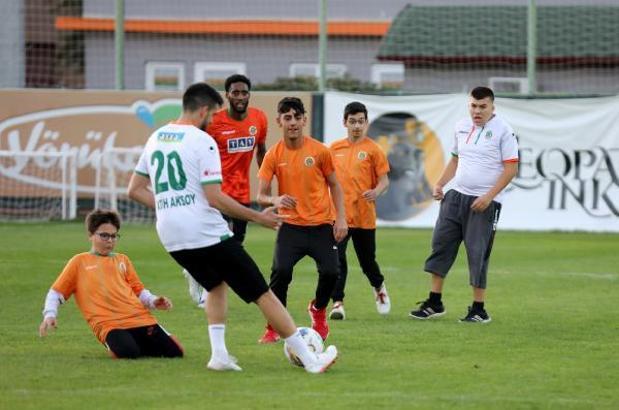 Alanyaspor futbolcuları özel öğrencilerle gösteri maçı yaptı