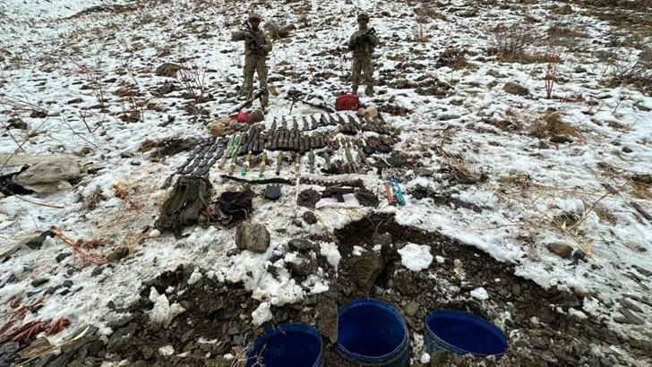 Hakkari'de toprağa gömülü bidonlarda silah ve mühimmat ele geçirildi