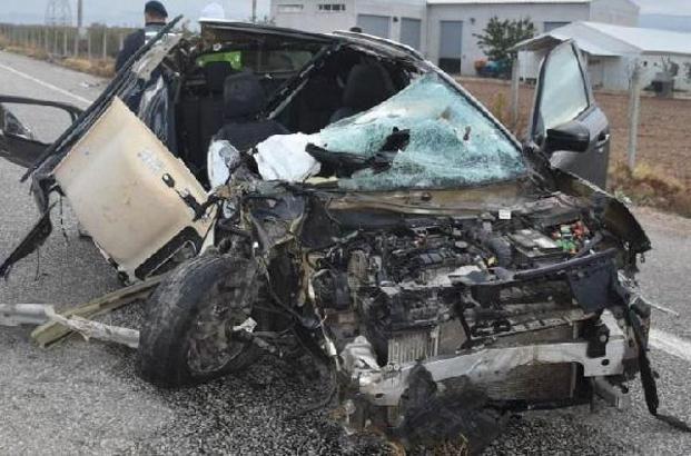 Aydın'da otomobil, traktöre çarptı: 1 ölü, 1 yaralı