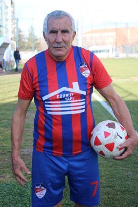 Şeref Kunt'un hayali dünyanın en yaşlı amatör futbolcusu olmak