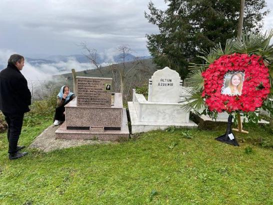 Evinin önünde öldürülen Ceren Özdemir için mezarı başında anma