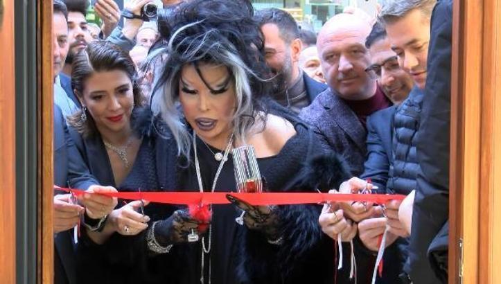 Bülent Ersoy, 20 yıl önce fotoğraf çekildiği kız kardeşlerle bir araya geldi