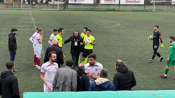 Parmağı kırılan hakem elinde bandajla maç yönetti