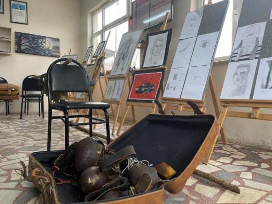 Liseli ressam Zeynep'in ilk sergisine köylüler çan ve zillerle destek verdi