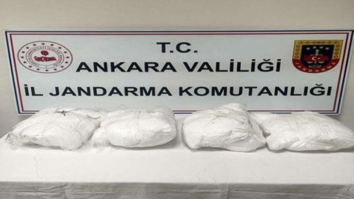 Jandarmayı görünce 20 milyon liralık eroini araçtan atarak kaçtılar