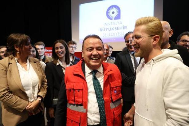 Başkan Böcek Dünya Gönüllüler Günü'nde gençlerle buluştu