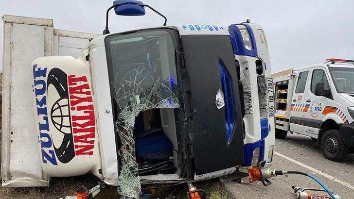 Sivas'ta nakliye kamyonu devrildi: 1 ölü, 1 yaralı
