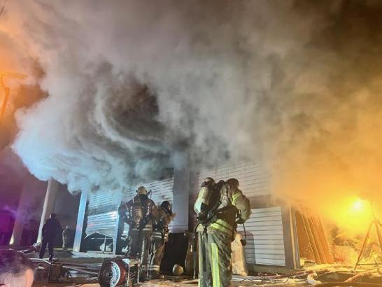 Tuzla'da mobilya deposunda yangın