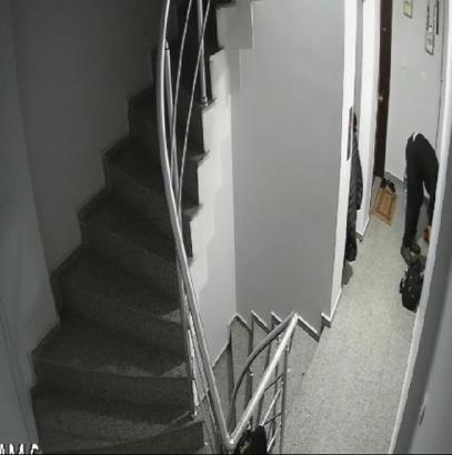 Çilingire kapıyı açtırıp halasının dairesinden 20 bin lira aldı