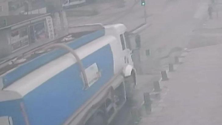 Sultanbeyli'de su tankerinin çarptığı motosikletli hayatını kaybetti