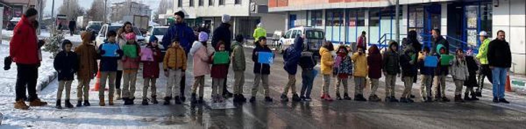 İlkokul öğrencilerinden kazalara karşı 'kış lastiği' farkındalık eylemi
