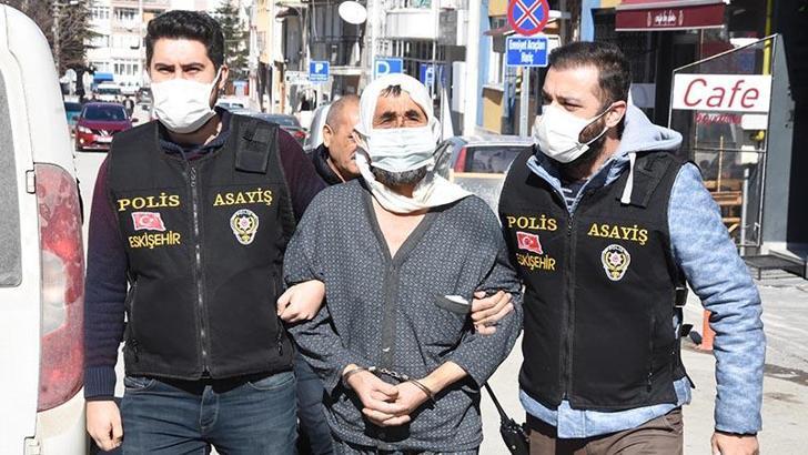 Eşiyle kızını sokakta bıçaklayan sanığın akıl sağlığı raporu beklenecek