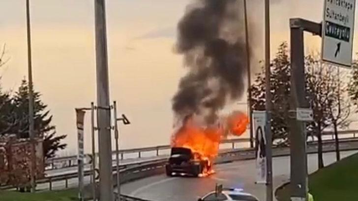 Kartal'da otomobil alev alev yandı