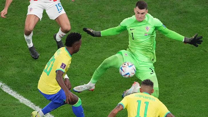 Hırvatistan, yıldızlaşan kalecisi Livakovic ile Dünya Kupası'nda yarı finalde