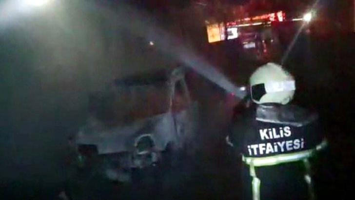 Kilis'te kamyonet yangını, okul çatısına sıçradı