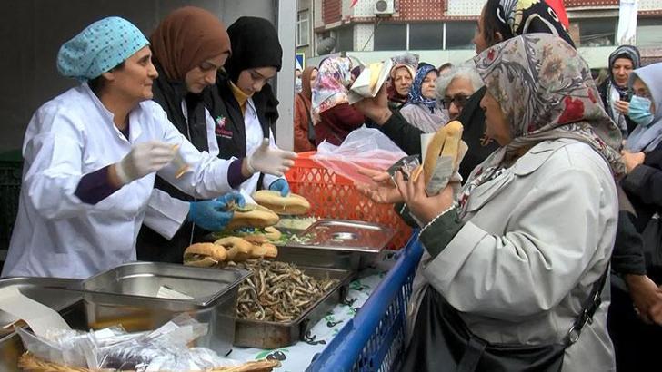 Bayrampaşa'daki balık festivali'nde 3 ton hamsi dağıtıldı