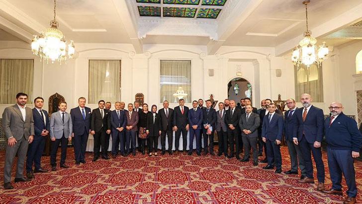 Bakan Çavuşoğlu, Cezayir’de Türk iş insanlarıyla bir araya geldi