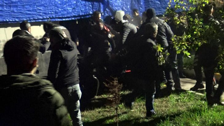 Sitede çıkan yangın sonrasında esnaf kavga etti, polis biber gazı kullandı