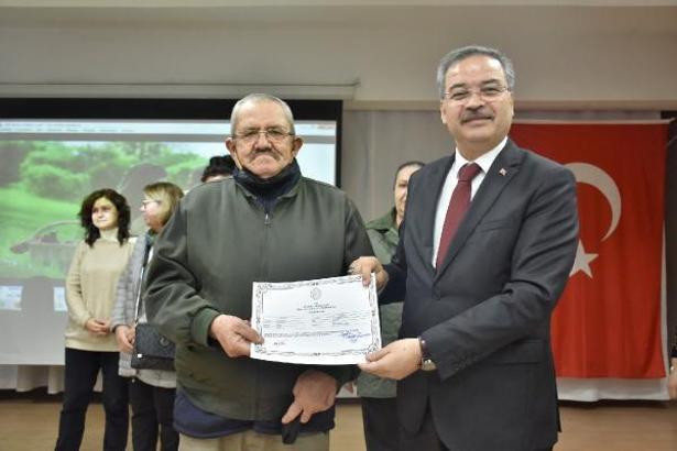 Edirne'de 'Aile Okulu' eğitimini tamamlayan veliler, belgelerini törenle aldı