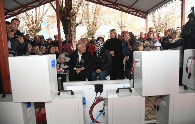 Başkan Karalar Tufanbeyli’de üreticiye mobil güneş enerjisi paneli dağıttı