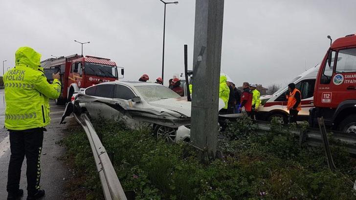 Otomobil, yol ayrımındaki bariyerlere çarptı: 1 ölü,1 yaralı