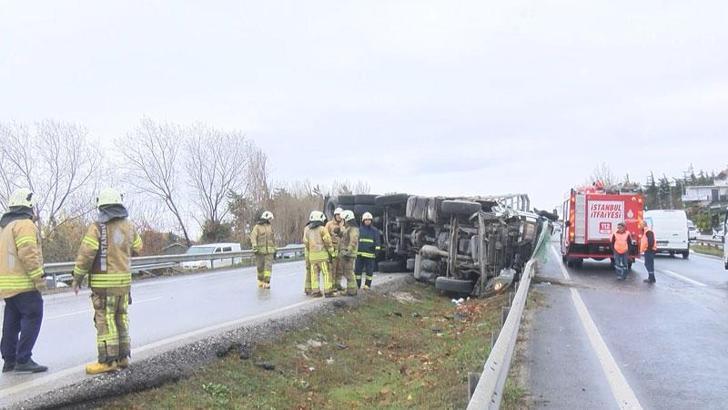 Büyükçekmece D-100'de kamyon devrildi, şoför öldü