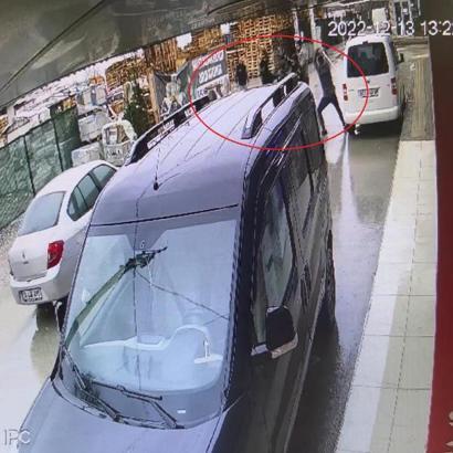 Bursa'da 2 kişinin yaralandığı silahlı- sopalı 'park yeri' kavgası kamerada