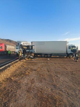 TIR, kamyona çarptı: 1 ölü, 2 yaralı